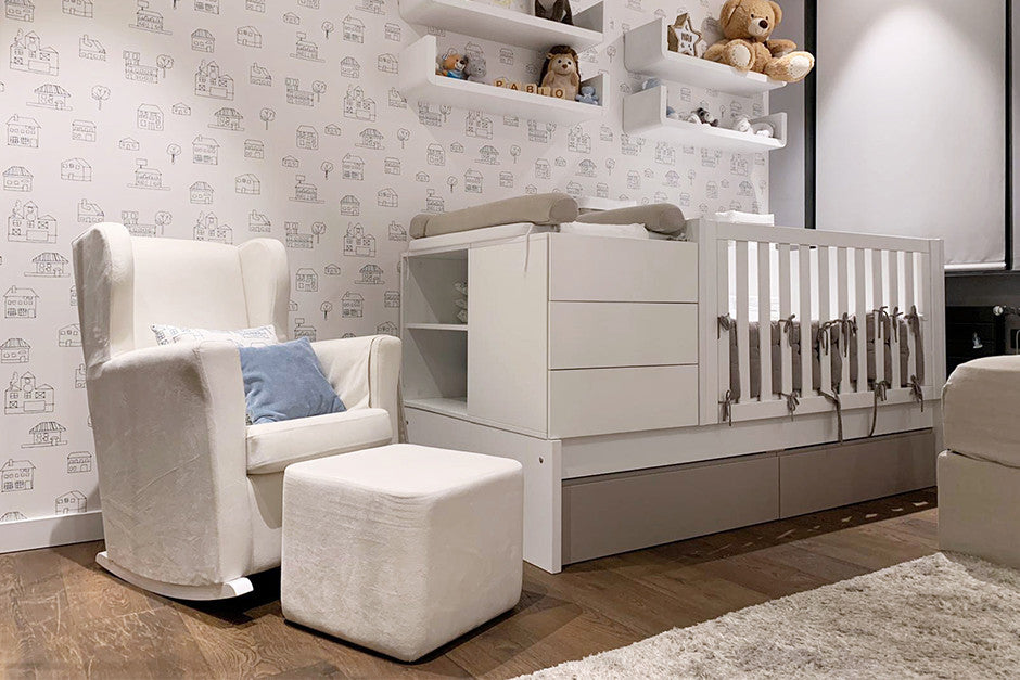 Habitación de bebé con minicuna y cómoda 3 cajones.