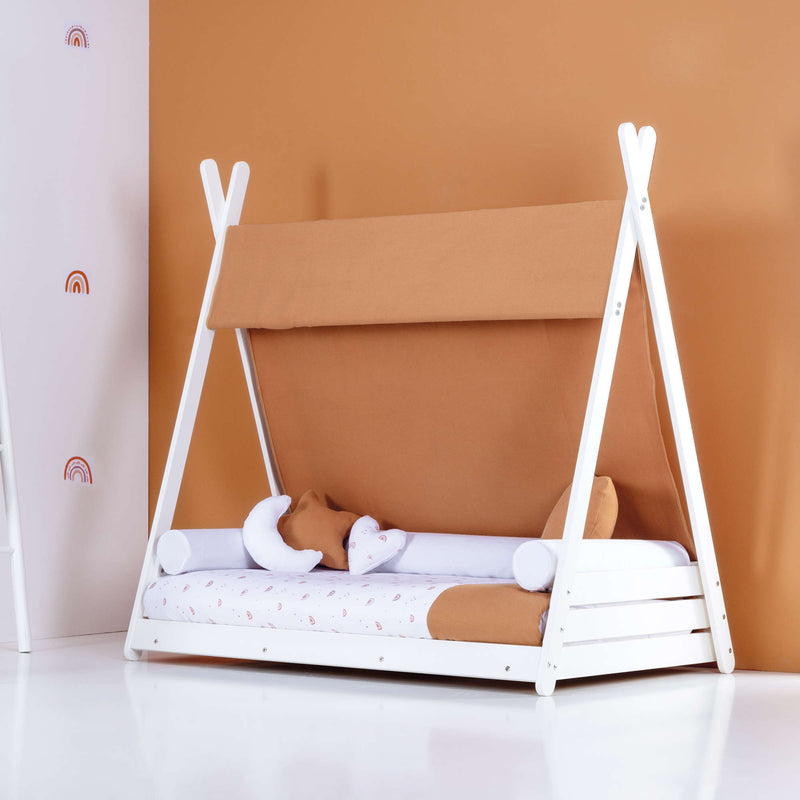 Cama en forma de cabaña de filosofía Montessori con textil naranja aesthetic