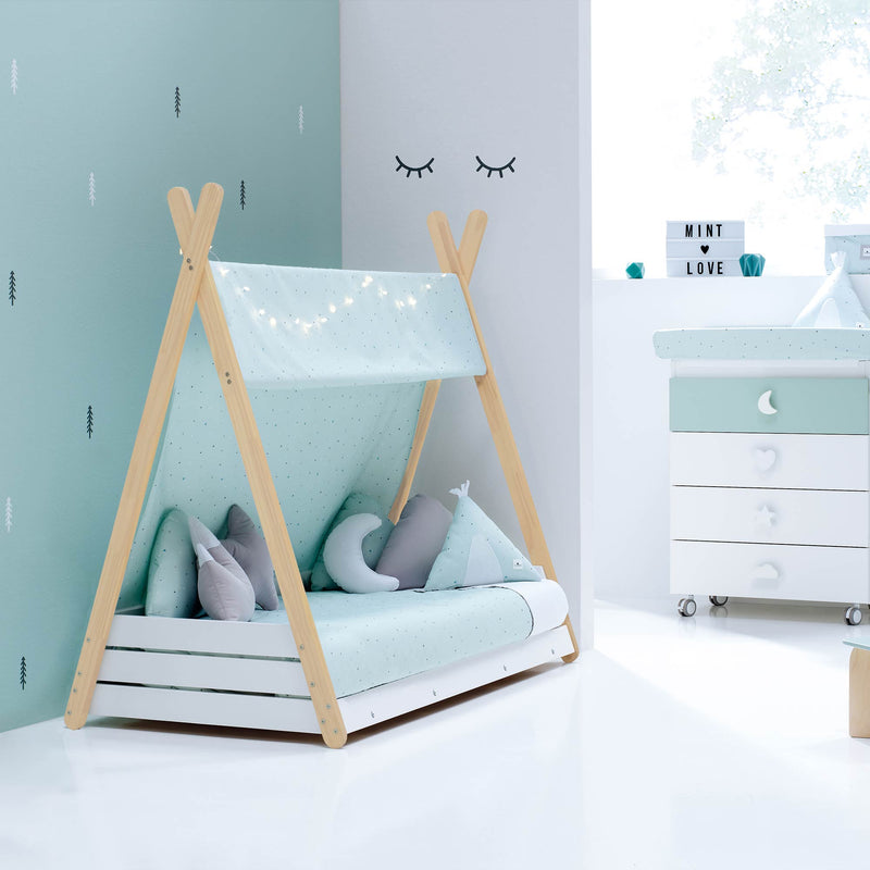 Habitación Montessori con cama cabaña en color verde menta para niños y niñas