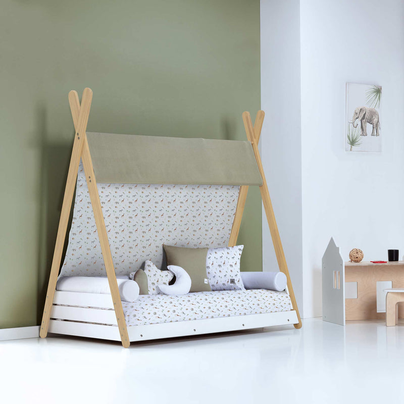 Habitación niños en verde oliva con cama Montessori con forma de cabaña