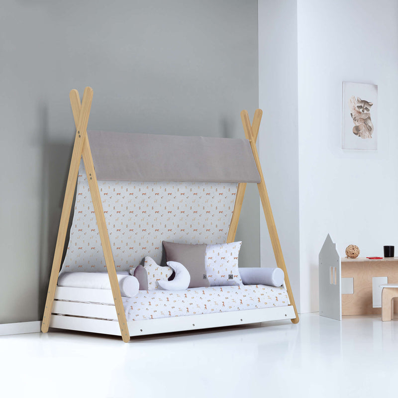 Cuarto infantil Montessori con cama cabaña en gris y estampado de animales