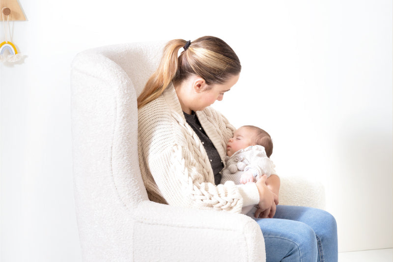 11 beneficios de un sillón de lactancia o maternidad que no conocías