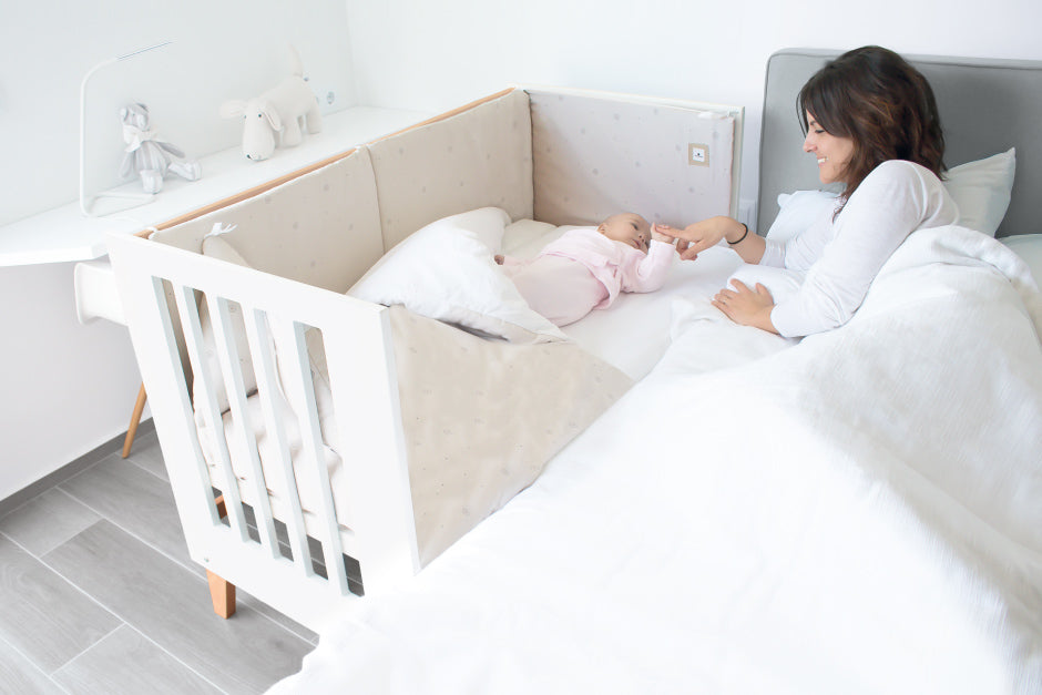 Cómo fijar una cuna de colecho en la cama de los padres para un colecho seguro