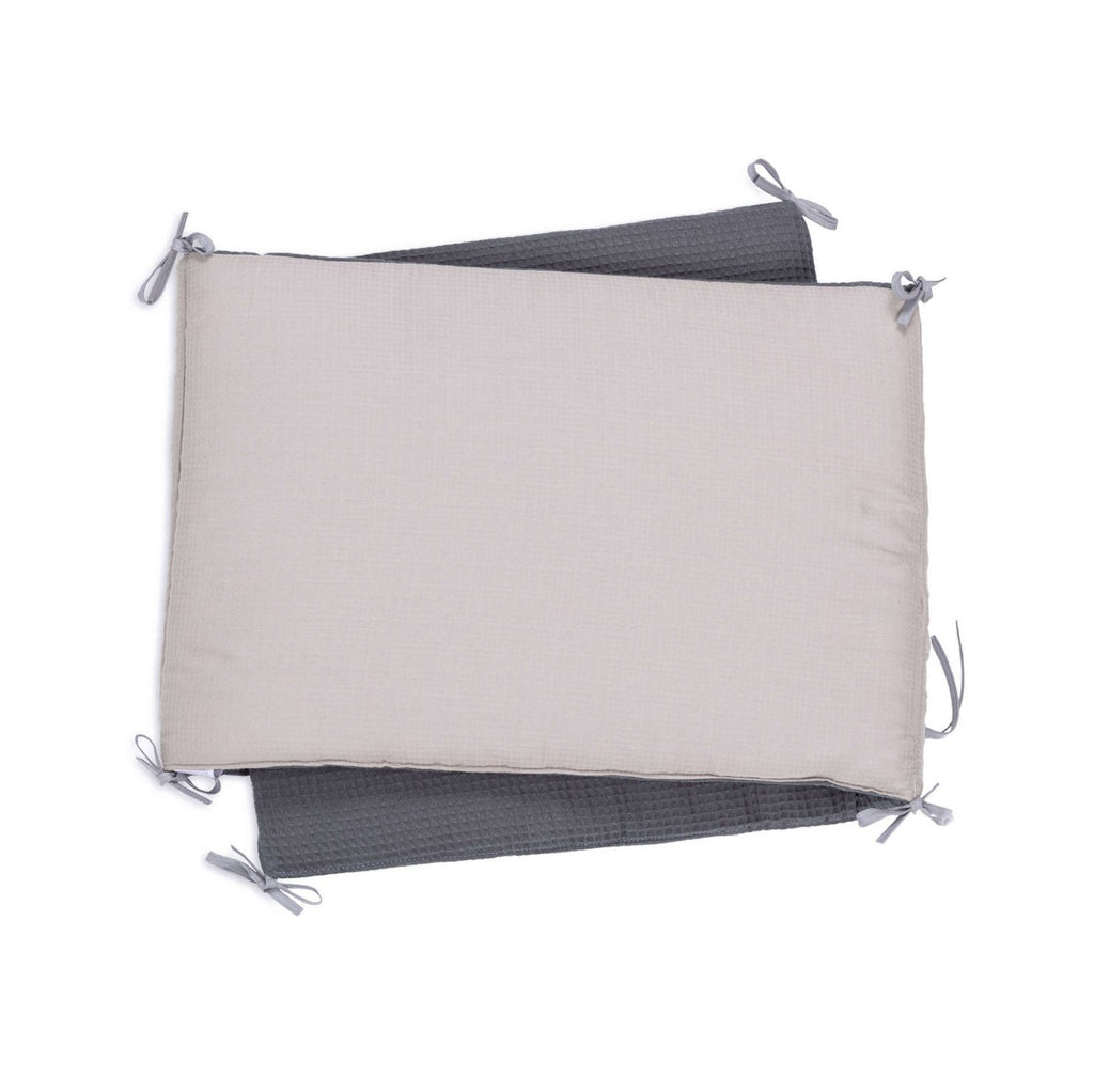 Protector chichonera gris para cuna-cama de ratán 60x120cm
