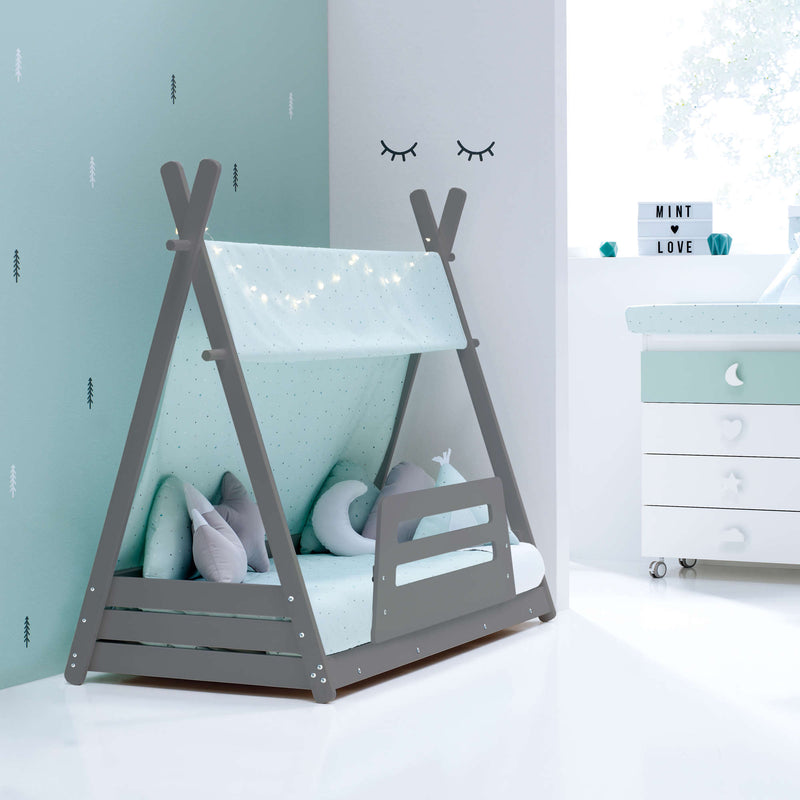 cama Montessori con textil color menta para cuartos de niños