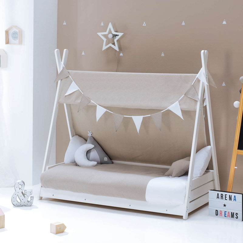 Cama Montessori tipo cabaña, estructura de madera blanca para niños, diseño funcional y educativo beige aesthetic
