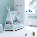cama montessori con textil color menta para hacer una cabaña