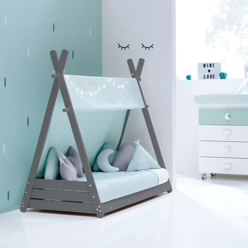 cama grande Montessori con forma de cabaña