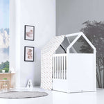 Cuna Montessori en forma de cabaña en blanco con toldo estampado de bosque