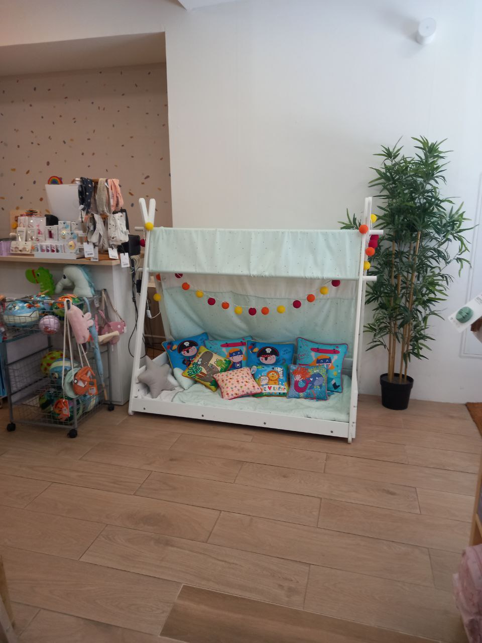 Exposición de productos Montessori en la tienda Buboo