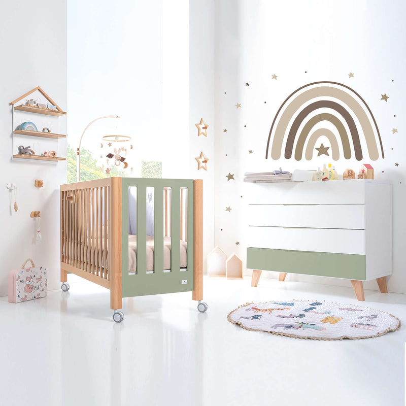 Habitación infantil con cuna colecho transformable y cómoda en verde oliva y madera