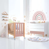 Habitación infantil con cuna transformable colecho y cómoda en rosa y madera