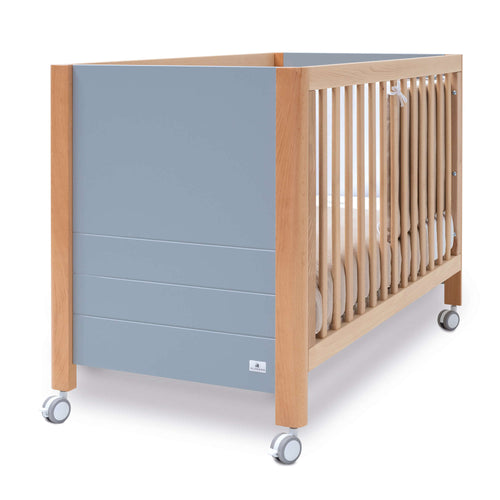 Cuna de bebé en madera y color azul con ruedas y somier ajustable