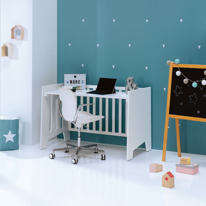 Cuna colecho OMNI blanca convertible en escritorio infantil con pizarra y silla de oficina