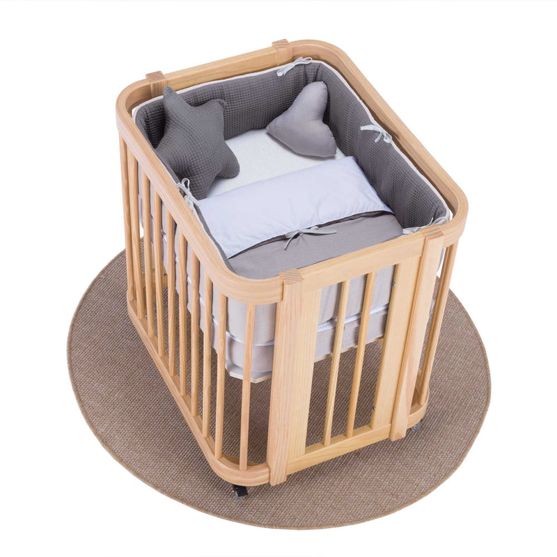 cuna para recién nacidos hecha de madera y con estilo minimalista