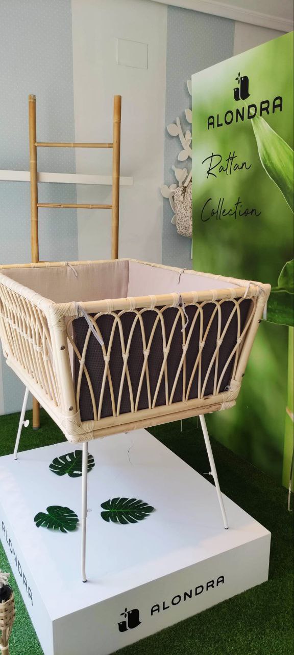 Exposición de cuna de ratán en la tienda Canción de Cuna en Burriana