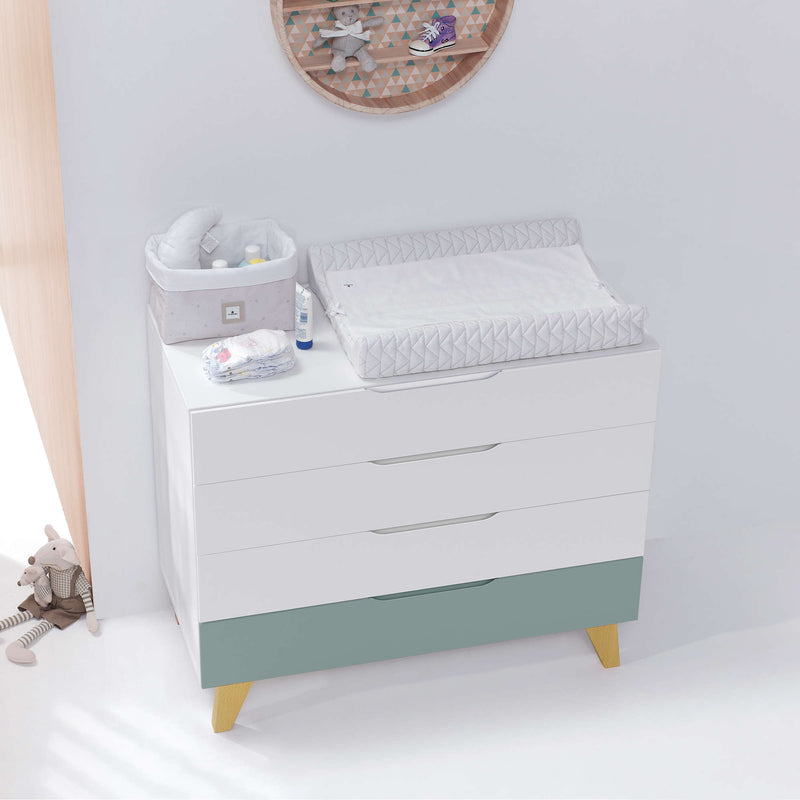 Cómoda bebé (4 cajones) con patas de madera · Nomad D247R