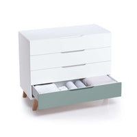 Dormitorio infantil grande en blanco, madera y verde eucalipto · Lifestyle Plus+ Eucalypto