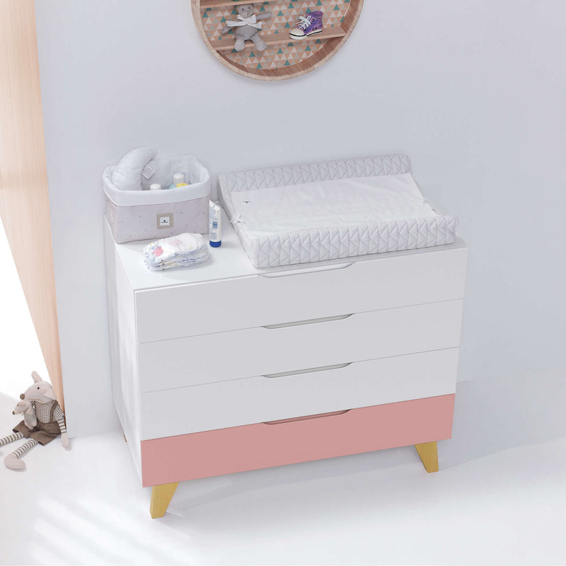 Cómoda bebé (4 cajones) con patas de madera · Nomad D247R