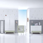 habitación con cuna y mobiliario infantil en verde oliva