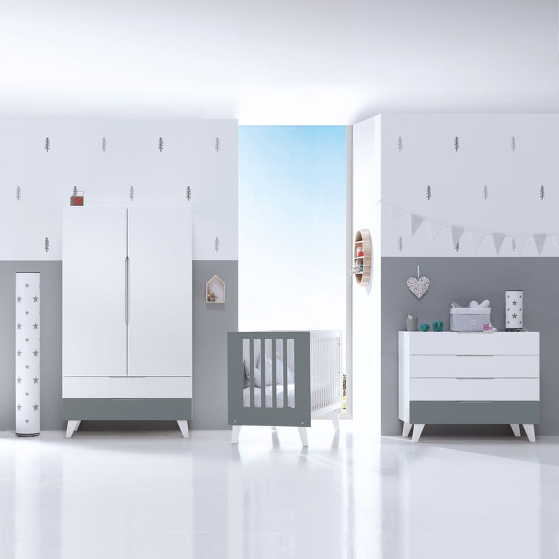 Habitación infantil de color blanco y gris con el armario A347