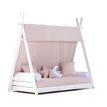 cama con forma de cabaña con textil rosa para niñas