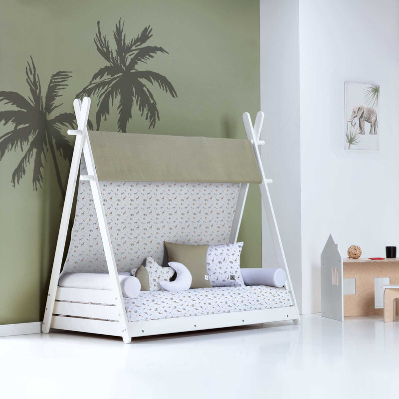 Habitación de bebé con cama Montessori en forma de cabaña en blanco y verde-oliva