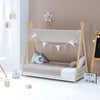 cama montessori con forma de cabaña hecha con madera