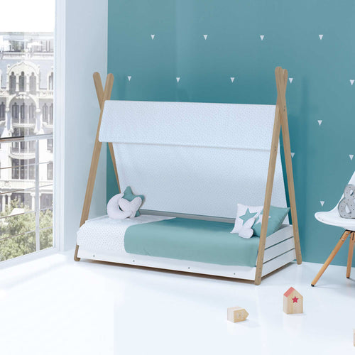 Habitación Montessori para niños con cama en forma de cabaña de madera