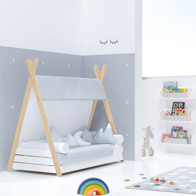 cama montessori con estructura de madera con forma de cabaña y textil gris claro