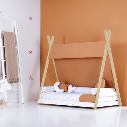Cama con forma de cabaña hecha de madera para habitación infantil