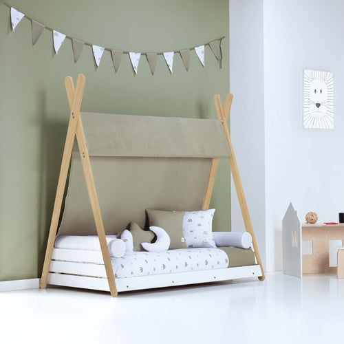 Dormitorio Montessori con cama infantil con forma de cabaña en verde oliva