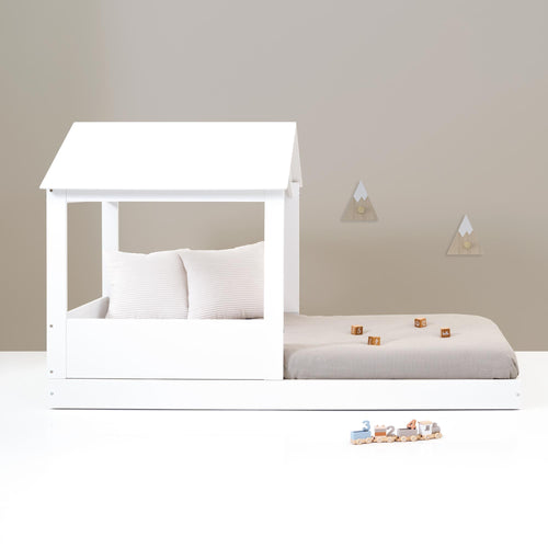 Habitación juvenil con cama Montessori con estructura en forma de casa. Tipo tren.