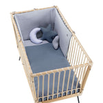 Cuna den rattan para bebés con colchón color azul marino