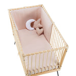Cuna den rattan para bebés con colchón color rosa pastel