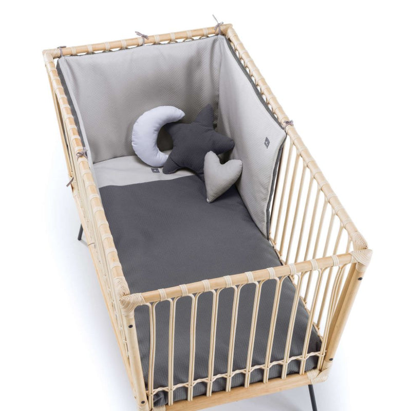 Cuna den rattan para bebés con colchón color gris oscuro