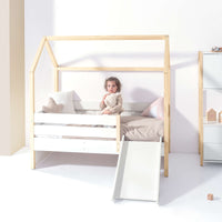 cuna casita Montessori de madera, con tobogán para juegos y diseño educativo para niños