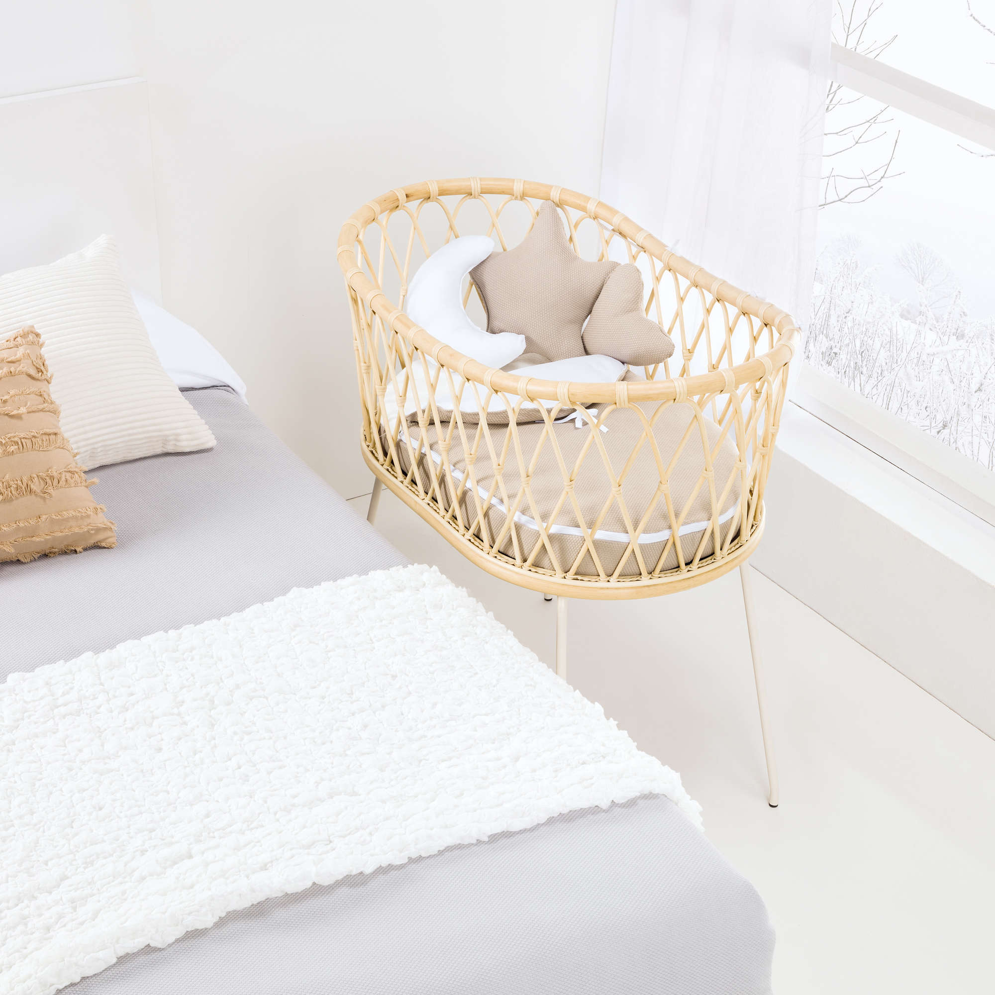 mini cuna de caña para bebé vintage