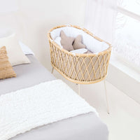 mini cuna de caña para bebé vintage