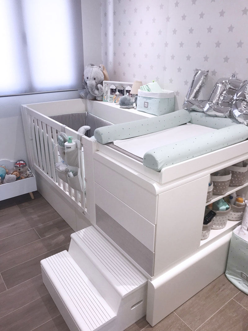 Habitación de bebé con cuna convertible en blanco y verde-menta