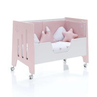 Camita infantil de colecho color rosa con cojines decorativos