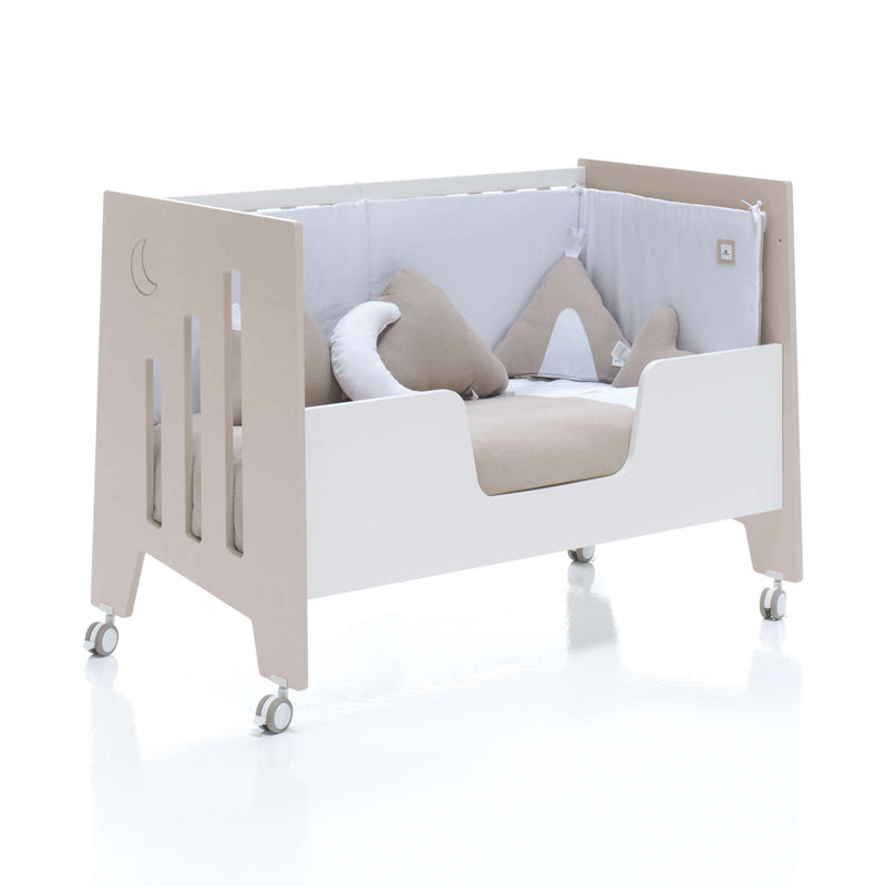 Cuna bebé y escritorio beige con barrera infantil para convertirla en sofá y camita montessori