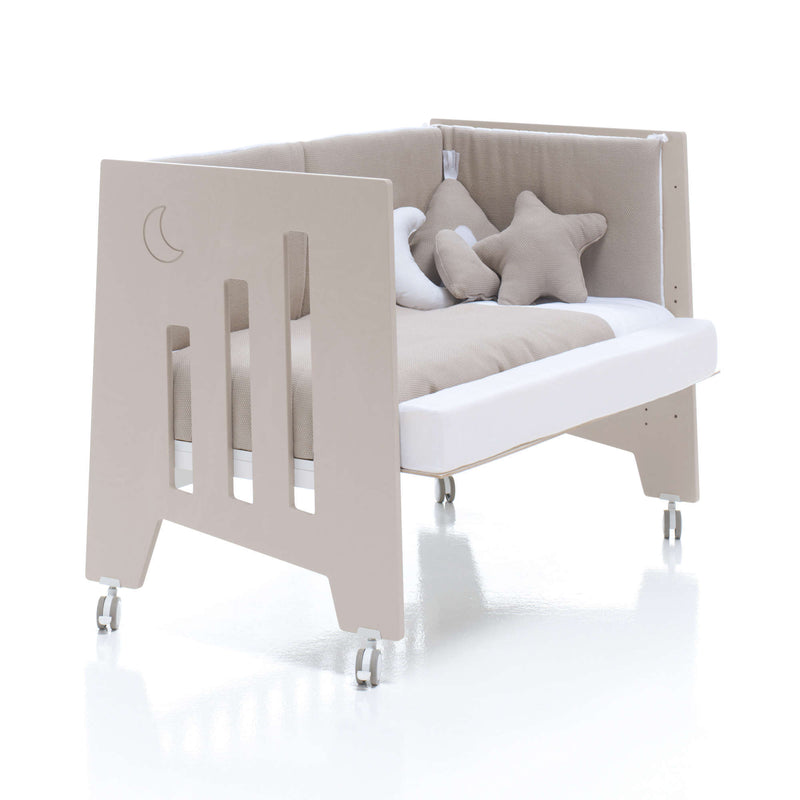 Cuna de bebé y escritorio beige transformable en sofá y camita infantil