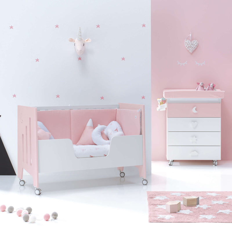 Cuna colecho OMNI rosa convertible en camita infantil con barrera de seguridad