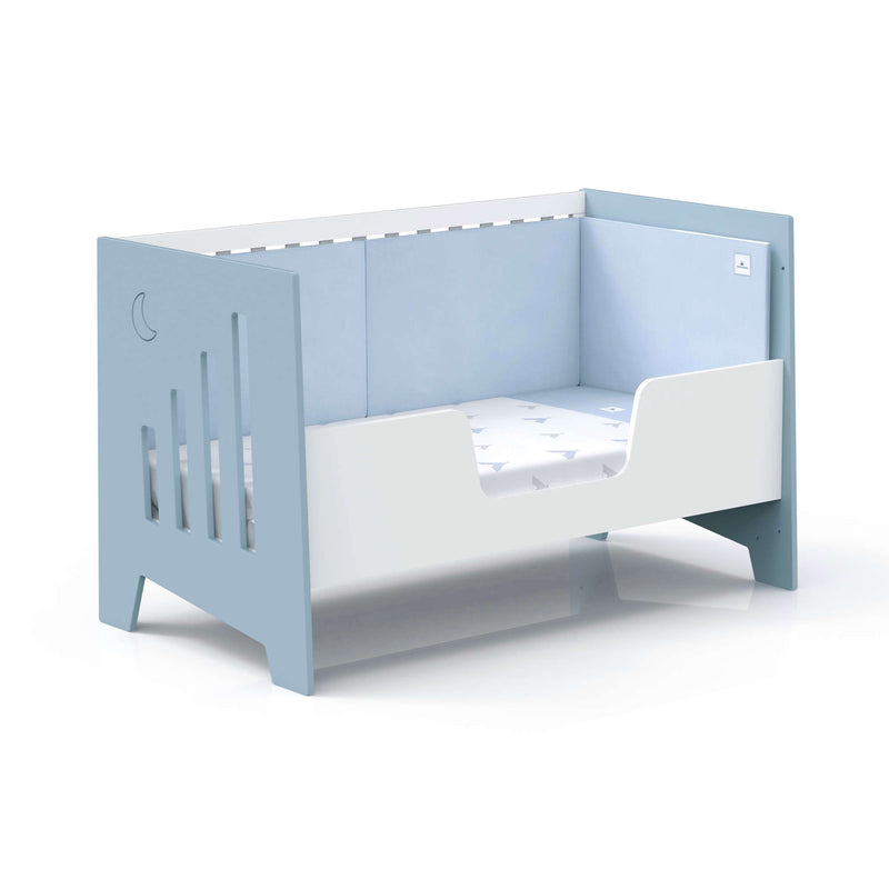 Cuna azul cielo con barrera convertible en escritorio