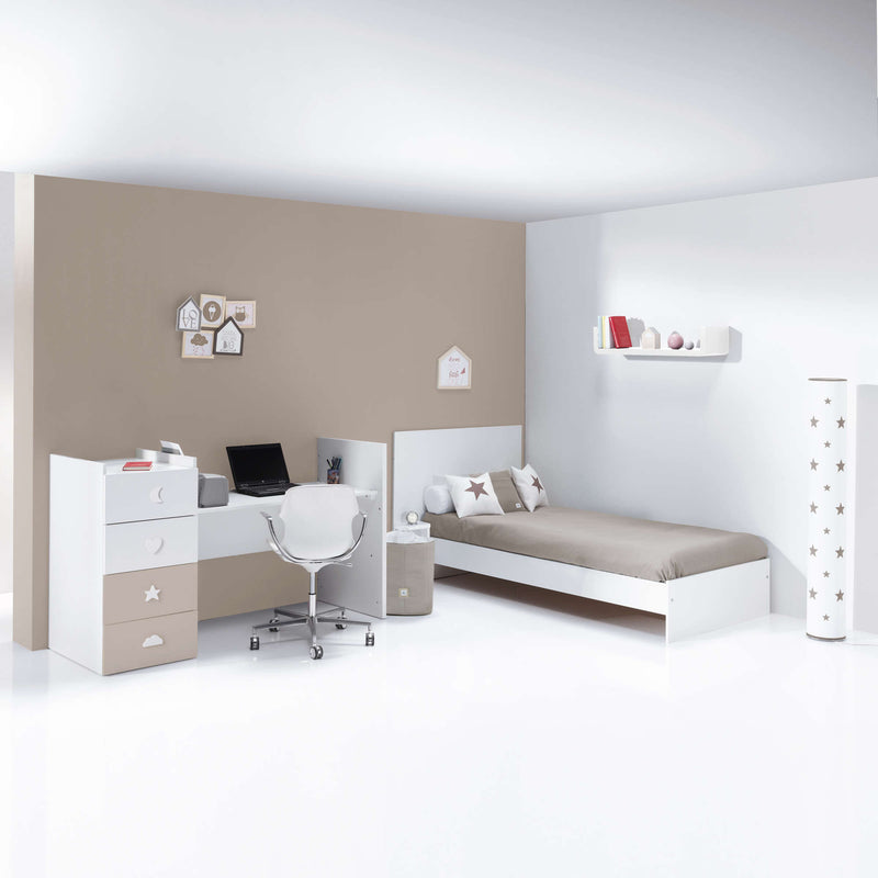 Cuna cama convertible en habitación infantil color beige con escritorio