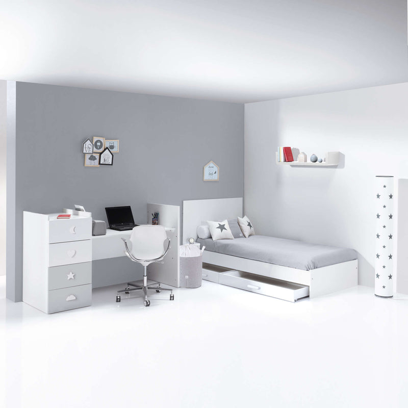 Habitación infantil con cama de 2 metros y funda nórdica color gris y cojines decorativos