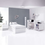 Habitación blanca con pared gris combinada con marco de fotos colgados y estantería modular