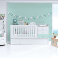 Cama nido verde con cuna convertible en habitación infantil