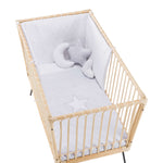Cuna den rattan para bebés con colchón color gris claro con estampado